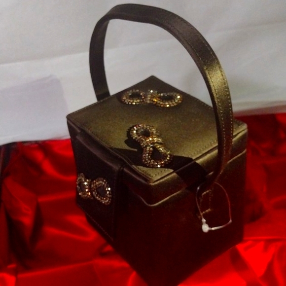 Stuart Weitzman Satin Mini Pill Box Sparkling Embellished ♾️ Infinity 🛍️NWT - Picture 10 of 11